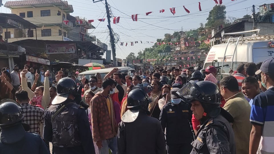 प्रधानमन्त्रीको गृहजिल्ला डडेल्धुरामा कांग्रेसकै दुई पक्षबीच झडप