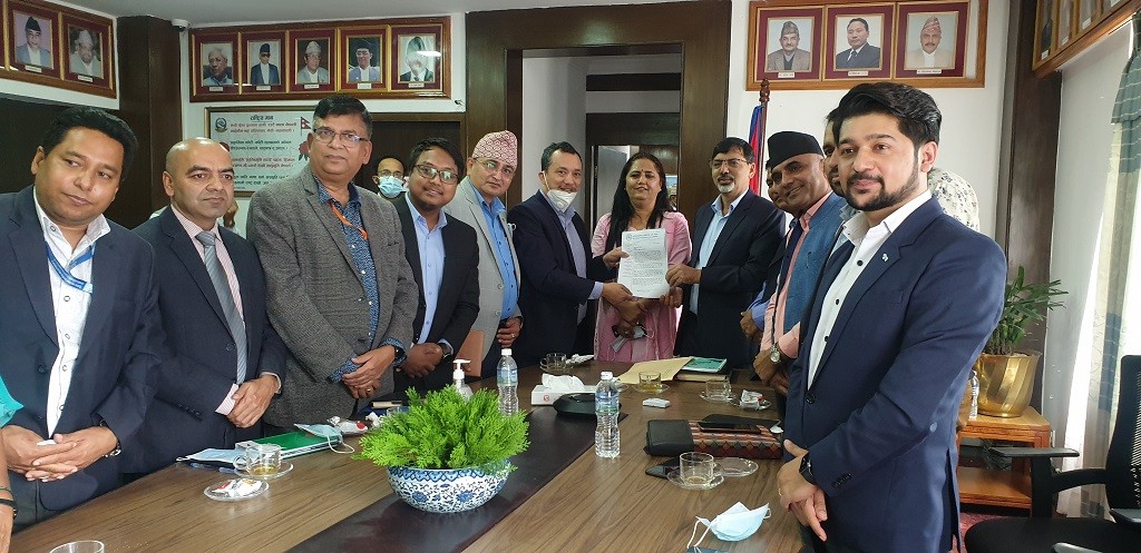 ब्याजदर घटाउन लघुवित्तलाई अर्थमन्त्री शर्माको आग्रह