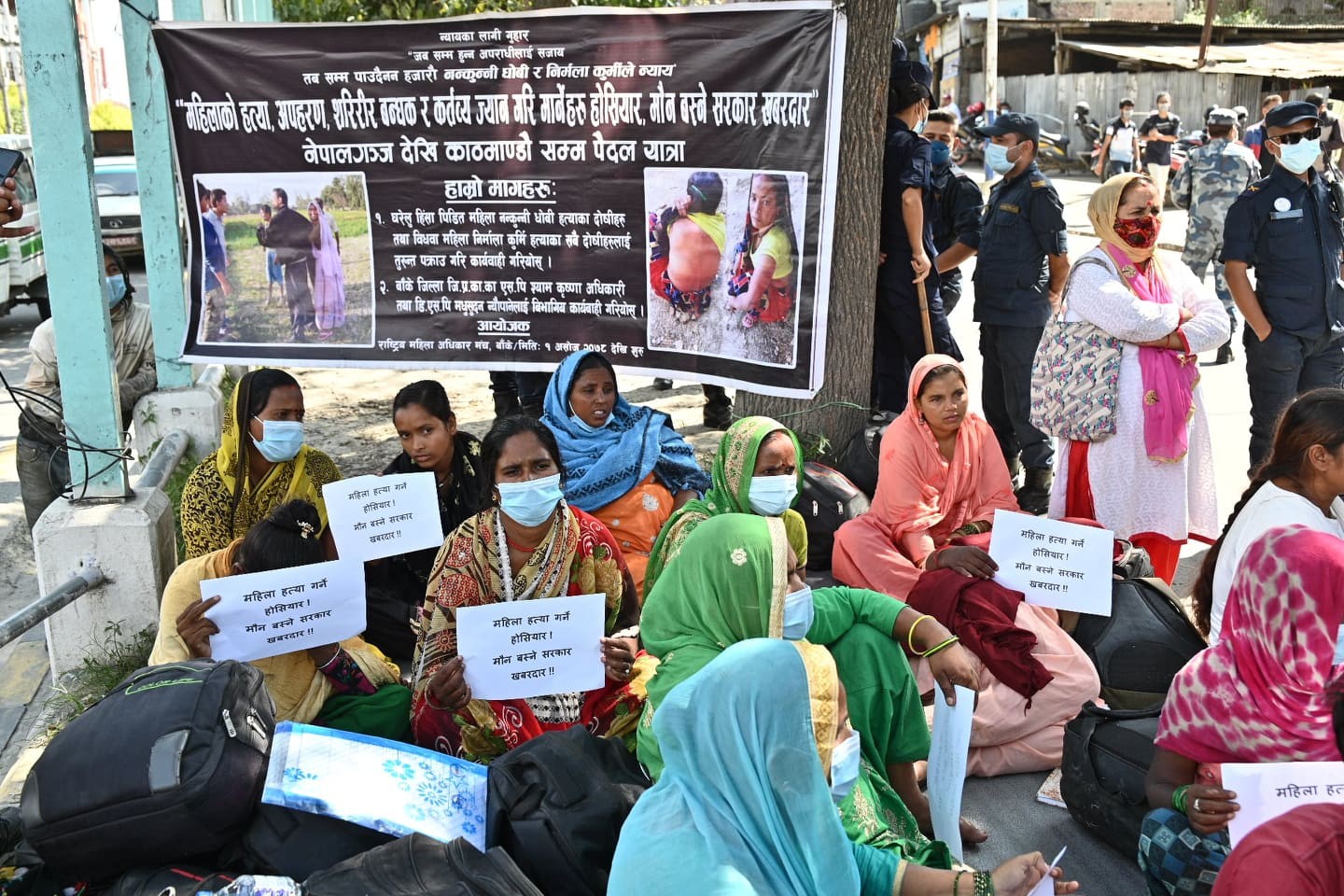 न्यायका लागि नेपालगञ्जबाट २० दिन हिडेर आएका पीडितको रिले अनशनमा प्रहरीको अवरोध