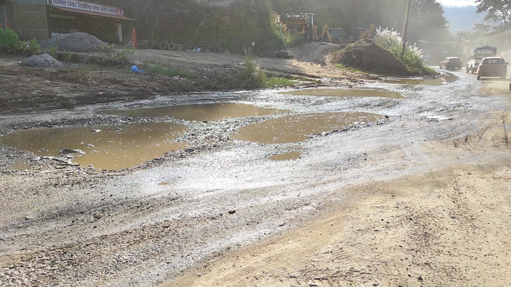 राजमार्गका खाल्डाखुल्डीले दुर्घटनाको जोखिम बढ्यो