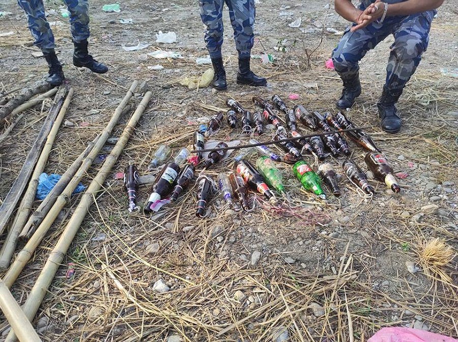 मोतिपुरमा झण्डै एक हजार ‘पेट्रोल बम’ भेटिएको प्रहरीको दाबी