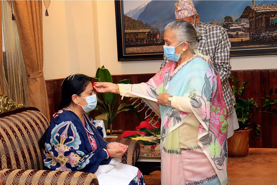 राष्ट्रपति र प्रधानमन्त्रीबाट दशैंको टीका ग्रहण