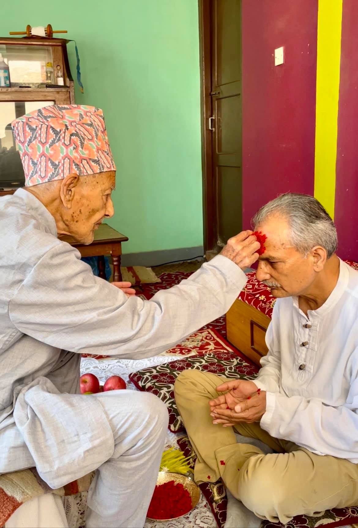 बाबुराम भट्टराईले आफ्ना ९२ वर्षीय बुवाबाट टीका ग्रहण गरे