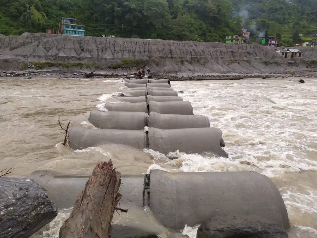 भीषण वर्षाका कारण मेलम्ची इन्द्रावती सडक अवरुद्ध