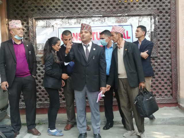 प्रधानन्यायाधीश समर्थकले संविधानको प्रतिसहित बारलाई बुझाए ज्ञापनपत्र