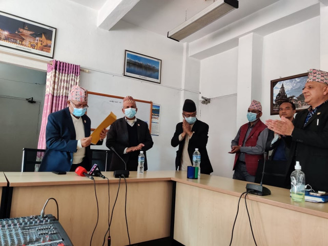 राणामाथि महाअभियोग लगाउन माग गर्दै बारले एकीकृत समाजवादीलाई बुझायो ज्ञापन पत्र