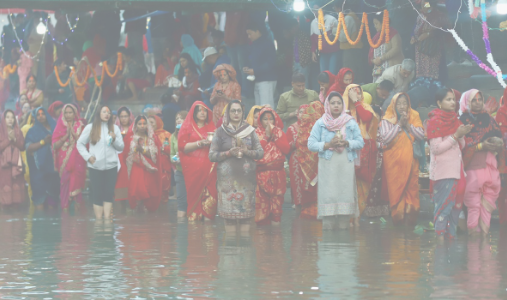 चैती छठ : अस्ताउँदो सूर्यलाई अर्घ्य दिएर मनाइँदै