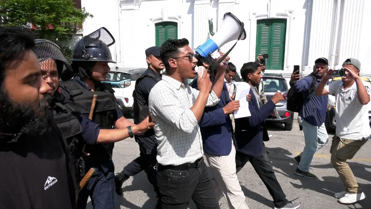 पेट्रोलियम मूल्यवृद्धि फिर्ता लिन माग गर्दै जेन–जी अभियानले नेपाल आयल निगमलाई बुझायो ज्ञापनपत्र