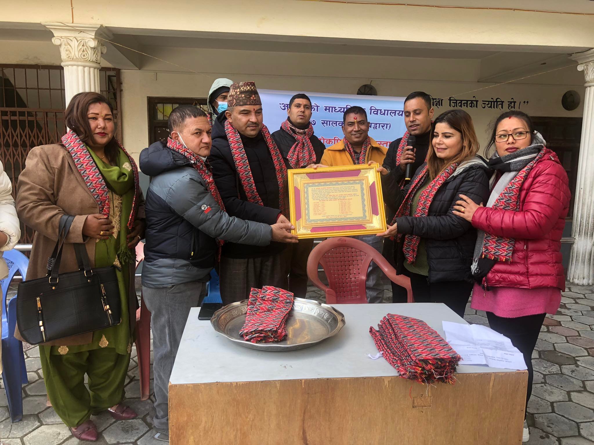 पूर्व विद्यार्थीद्वारा बेञ्च तथा फोटोकपी मेसिन हस्तान्तरण