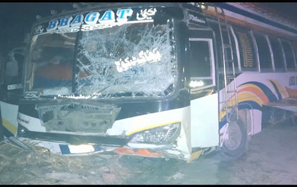पाकिस्तानमा विवाहमा जाँदै गरेको बस दुर्घटना, कम्तीमा ९ जनाको मृत्यु