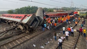 भारतको ओडिशामा दुर्घटनापछि अवरुद्ध भएको रेल सेवा ५१ घण्टापछि खुल्यो