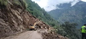 वर्षा, बाढी र पहिरोको कहर : देशका मुख्य राजमार्ग अवरुद्ध, यात्रुहरू सास्तीमा