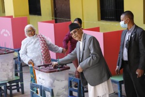 एमाले अध्यक्ष ओलीले बालकोट पुगेर गरे मतदान