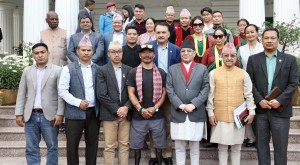 दुवै खुट्टा गुमाएका कीर्तिमानी आरोही हरिलाई प्रधानमन्त्रीले दिए बधाई