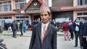 बारमा वकिलहरुबीच 'कुटाकुट', इजलास चल्नुपर्छ भन्दै आएका वकिल कुटिए