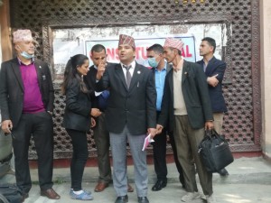 प्रधानन्यायाधीश समर्थकले संविधानको प्रतिसहित बारलाई बुझाए ज्ञापनपत्र