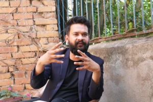 बालेनको घरमा तोडफोड, गेटको ग्रिल फुटाइयो