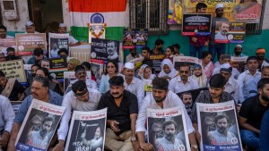 राहुल गान्धीकाे सांसद पद खारेजी प्रकरण : विपक्षी दलका सांसदद्वारा कालो पोसाक लगाएर प्रदर्शन