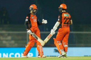 आईपीएल टी-ट्वान्टी क्रिकेट : हैदरावादसँग बैंगलोर  ९ विकेटले पराजित