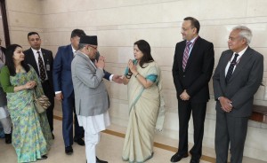 प्रधानमन्त्री प्रचण्ड दिल्लीमा, भारतीय राज्यमन्त्री लेखीले गरिन् स्वागत (तस्बीरसहित)