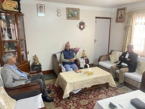 माधव नेपाललाई भेट्न कोटेश्वर पुगे देउवा