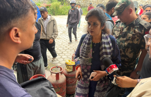विद्यार्थीलाई प्राथमिकतामा राखेर ग्यास वितरण गर्न उद्योगमन्त्रीको निर्देशन