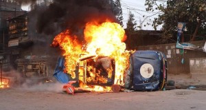 बालाजु बाइपासमा प्रदर्शनकारीले जलाए प्रहरी भ्यान