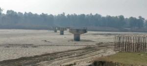 दोदा पुल : ८ वर्षमा तीन पिलर मात्रै ठडिए