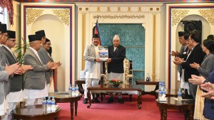 निर्वाचन आयोगले राष्ट्रपतिलाई बुझायो प्रतिवेदन, अब सरकार गठन प्रक्रिया सुरु हुने