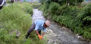 फिर्केखोला संरक्षण तथा सौन्दर्यकरण अभियानअन्तर्गत पोखरामा खोलाघरभित्र बनेका संरचना हटाउन सुरु