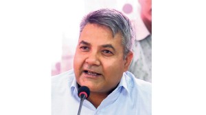 चितवनमा भदौरे बाढीले ल्याएको लेदो बगेर नारायणी सङ्लिएको : गोकुल बाँस्कोटा