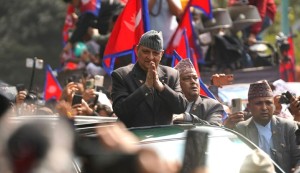 पूर्वराजा ज्ञानेन्द्र शाह काठमाडौं फर्किए, विमानस्थलमा समर्थकहरूको भव्य स्वागत