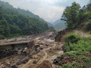 सङ्खुवासभा : बाढीमा बेपत्ता एक जनाको शव १३ दिनपछि भेटियो, १९ जना अझै बेपत्ता