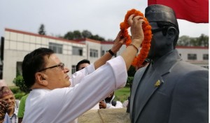 भरतपुरका पौडेलले वीपीको शालिकमा माल्यार्पण गर्दै सुरु गरे चुनाव प्रचार 