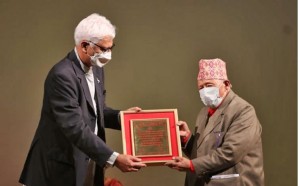 २०७७ को मदन पुरस्कार इङ्नाम र जगदम्बाश्री थापालाई हस्तान्तरण