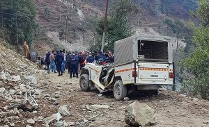 गुडिरहेको जिपमाथि ढुंगा खस्यो, ३ जनाको मृत्यु