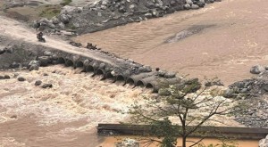 मेलम्चीमा आएको बाढीले फट्टेको अस्थायी पुलमा क्षति