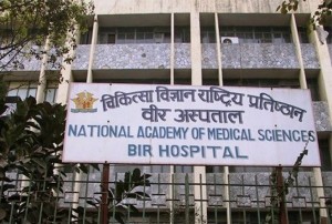 वीर अस्पतालको छतको पर्खाल भत्किँदा ४ जना घाइते