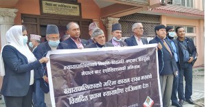 प्रधानन्यायाधीशको राजीनामा माग गर्दै वकिलहरूले आज पनि गरे सर्वोच्चमा प्रदर्शन