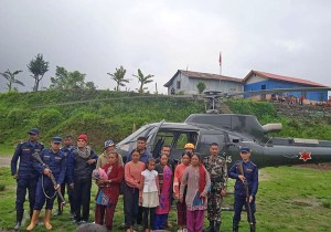 पाँचथरका १२ जनाको हेलिकप्टरबाट उद्धार