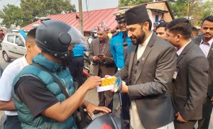 नयाँ वर्षः गृहमन्त्री लामिछानेले बाँडे प्रहरी र सर्वसाधारणलाई मिठाइ