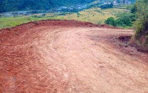 चार किलोमिटर सडक, पाँच वर्षमा बनेन, छ पटकम्याद थप