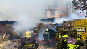 काठमाडौंको शंखमुलमा भीषण आगलागी, अझै नियन्त्रणमा आएन (फोटो)