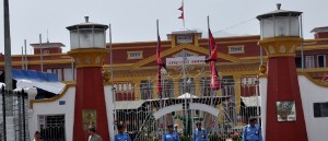 राष्ट्रपतिसमक्ष निर्वाचनको प्रतिवेदन बुझाउँदै आयोग