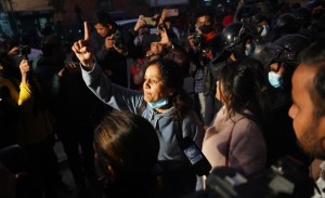 सर्वोच्च अदालतको फैसलाविरुद्ध रविका समर्थकको प्रदर्शन