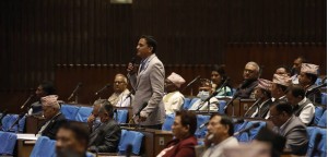 काठमाडौंमा ७१ दिनदेखि फोहर उठ्न नसकेको भन्दै  योगेश भट्टराईद्वारा सरकारको आलोचना