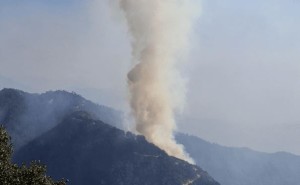 काभ्रेको महाभारत सामुदायिक वनमा लागेको आगलागी अझै नियन्त्रण आएन
