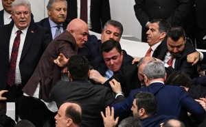 टर्की संसद्‌मा सांसदबीच कुटाकुट, विवादास्पद न्यायमन्त्रीको शपथ ग्रहणको क्रममा झडप