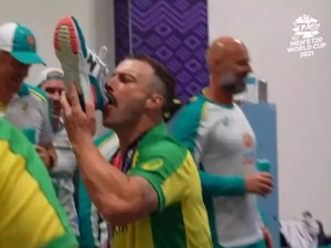 टी-२० विश्वकप जितेपछि जुत्तामा बीयर राखेर पिए अस्ट्रेलियाका खेलाडीले