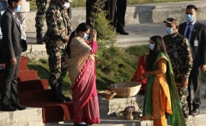 राष्ट्रपति भण्डारी कमलपोखरीमा छठको पुजा आराधनामा सहभागी (तस्बिरहरू)